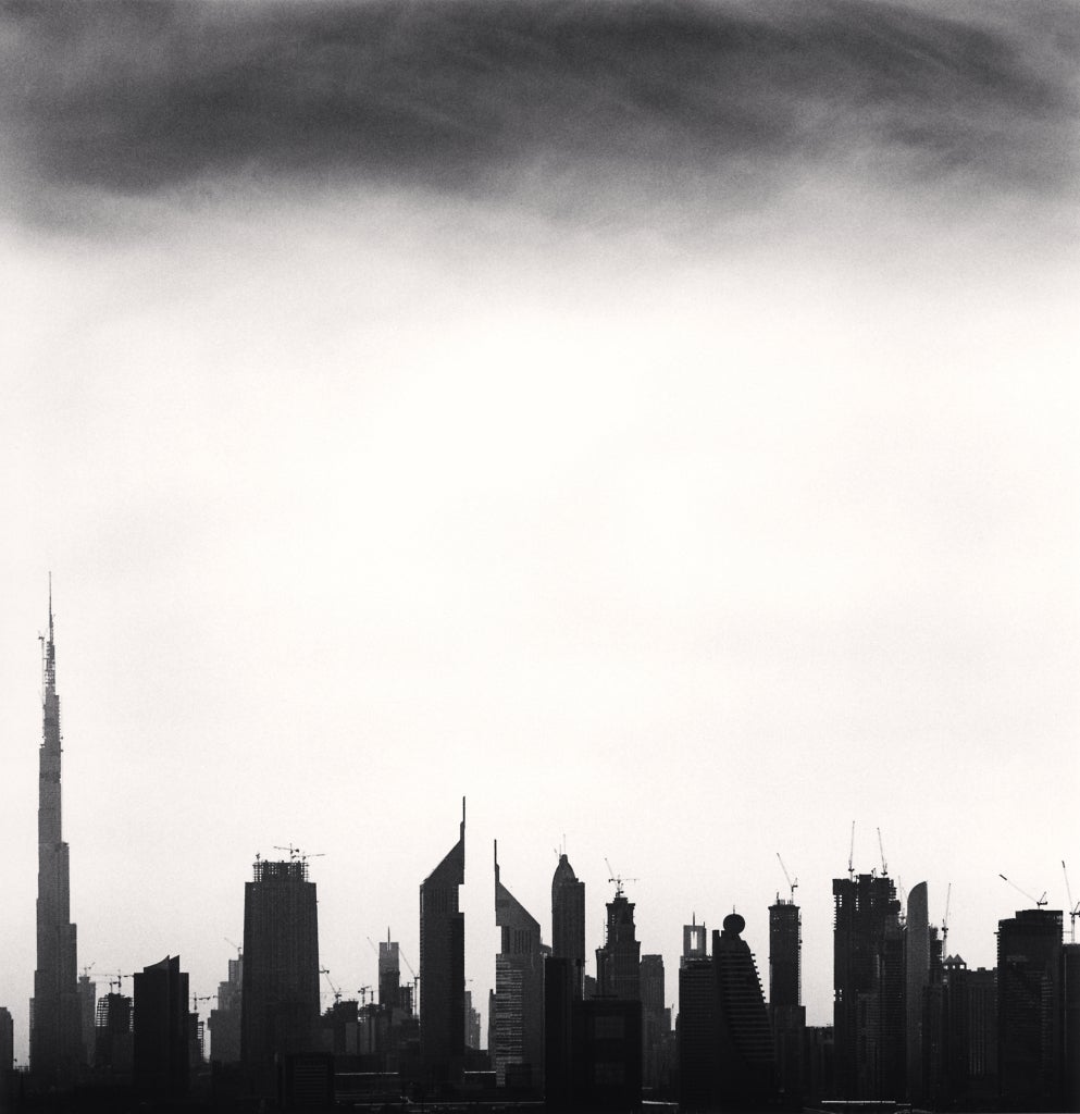 Skyline, Studie 3, Dubai, Vereinigte Arabische Emirate, 2009  - Michael Kenna
Signiert, datiert und nummeriert auf dem Passepartout
Signiert, datiert, mit dem Titel beschriftet und mit dem Stempel des Fotografen versehen 
Copyright-Tintenstempel auf