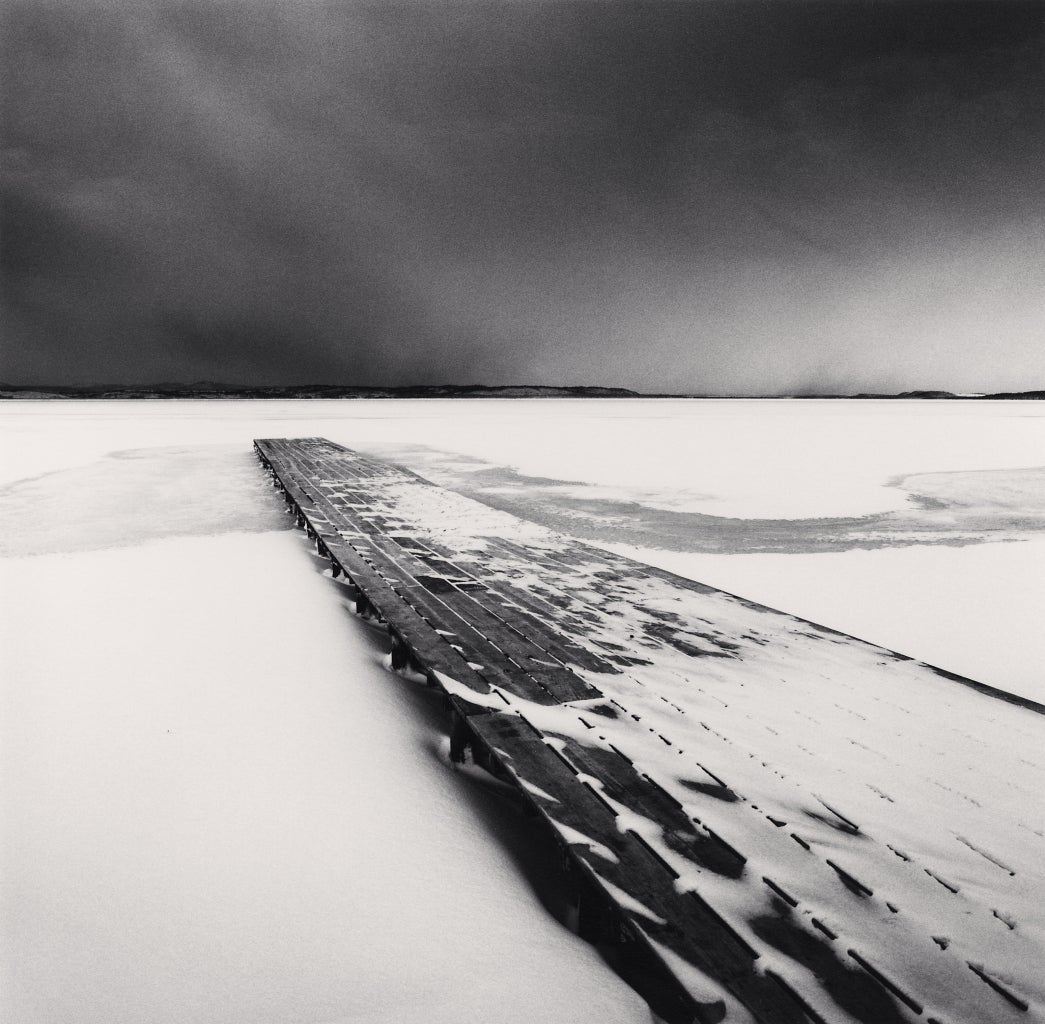 Starker Ausblick, Kucharo-See, Hokkaido, Japan, 2004 - Michael Kenna 
Signiert, datiert und nummeriert auf dem Passepartout
Signiert, datiert, mit Titel beschriftet und rückseitig mit dem Copyright-Tintenstempel des Fotografen versehen
Sepia