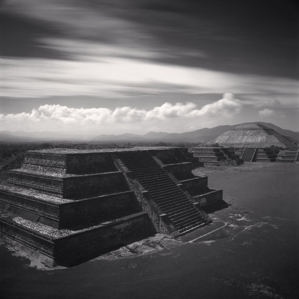 Teotihuacan, Studie 1, Mexiko, 2006 - Michael Kenna (Schwarz-Weiß-Fotografie)
Signiert, datiert und nummeriert auf dem Passepartout
Signiert, datiert, mit Titel beschriftet und rückseitig mit dem Copyright-Tintenstempel des Fotografen versehen
Sepia