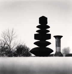 Topiario e colonna, Northamptonshire, Inghilterra, 2005 - Michael Kenna