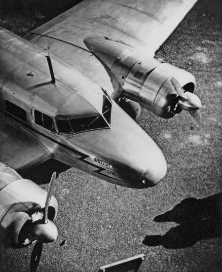 British Airways, c.1950s - Norman Parkinson (Photographie en noir et blanc)

Cachet à l'encre du photographe au vers verso
Tirage à la gélatine argentique, imprimé dans les années 1950
11 3/4 x 9 1/2 pouces