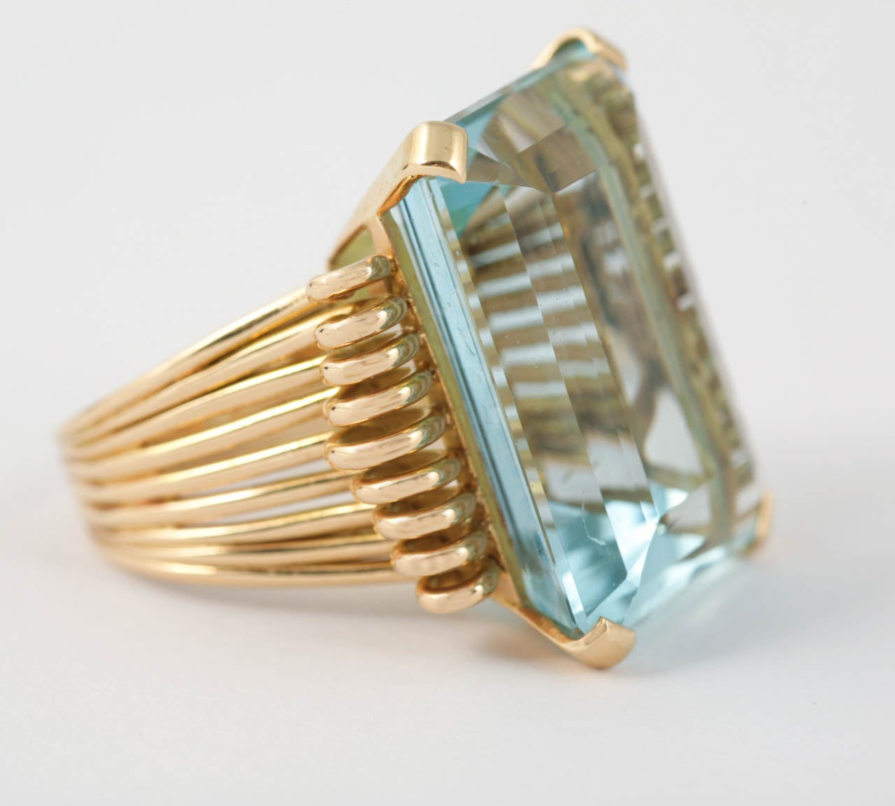 Stylish Aquamarine Ring in Retro style. Set in 18ct Gold