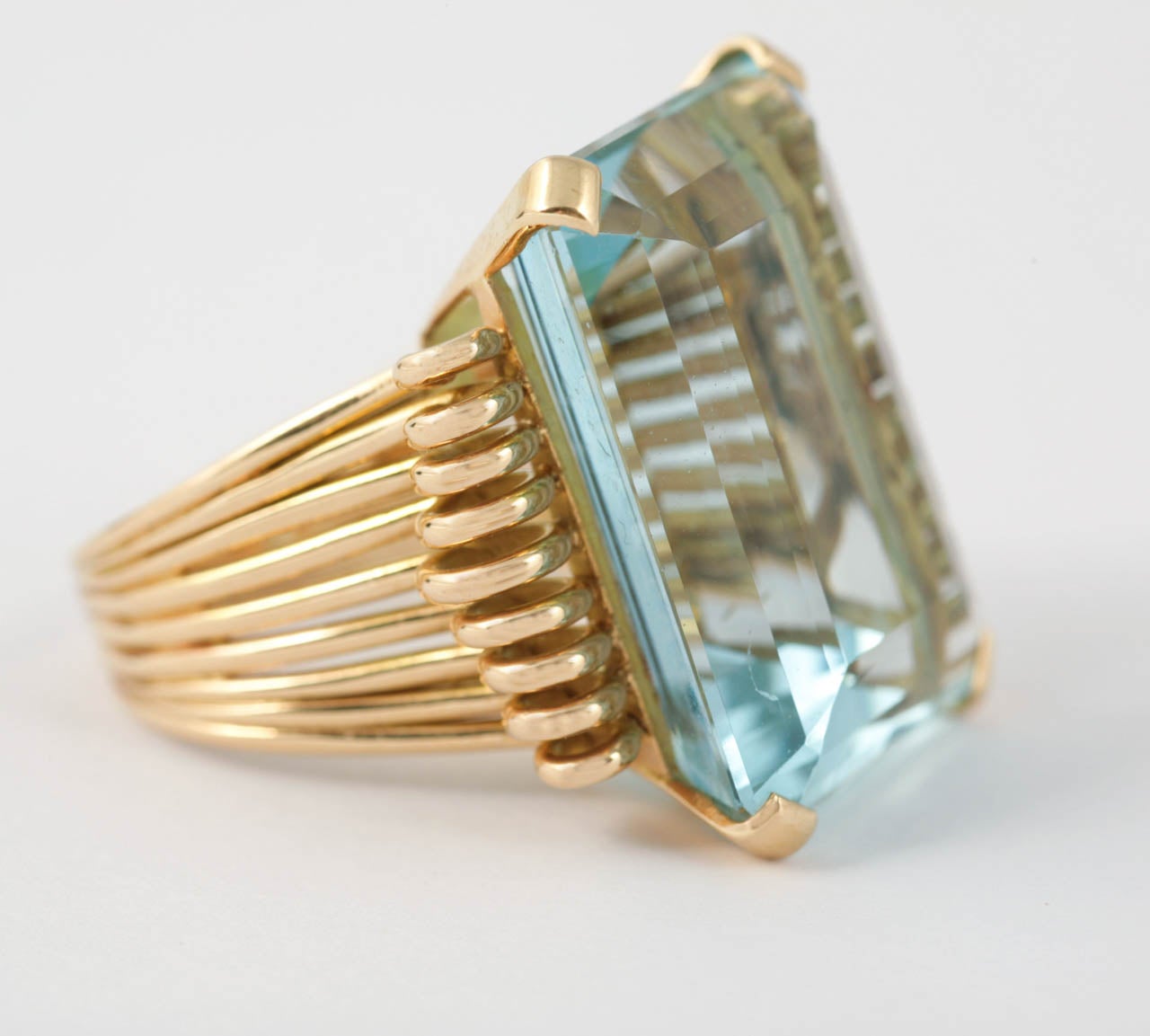 Stilvoller Aquamarin-Ring im Retro-Stil. Fassung in 18ct Gold