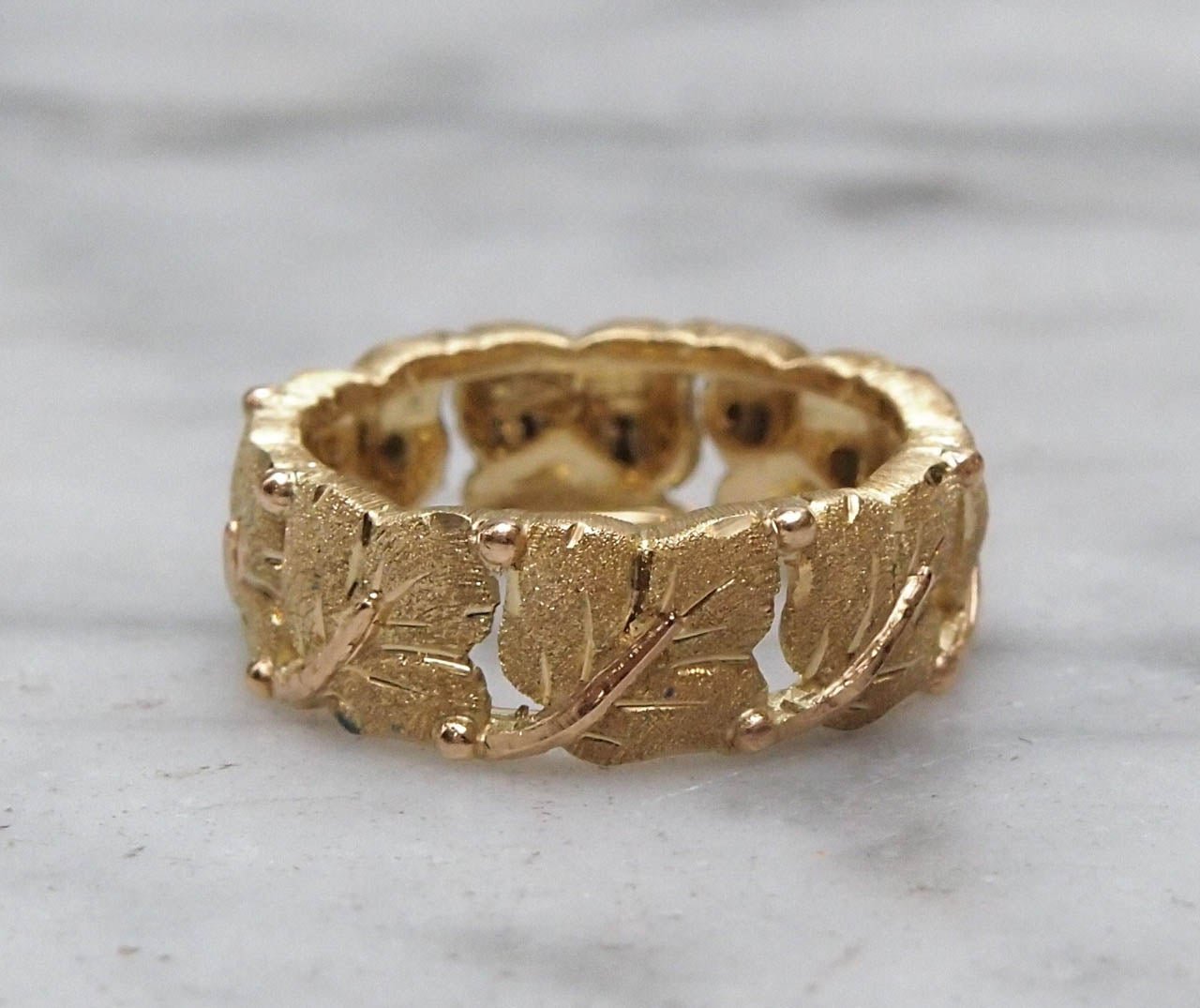 Delicate textured 18 k Gold leaf ring. size 6.5
Signed M. Buccellati.
Coming with certificate and original box.