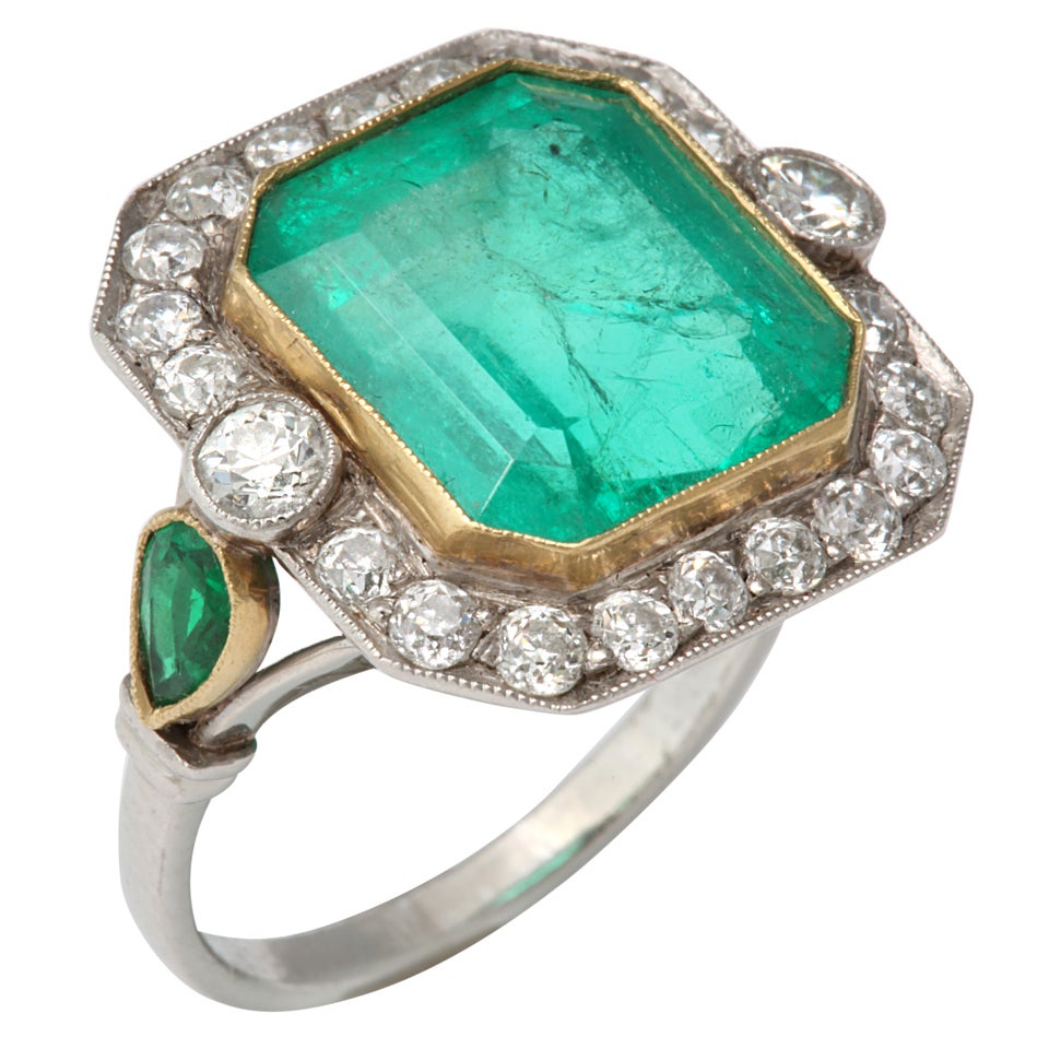 Art-déco-Ring mit Smaragd und Diamant im Angebot