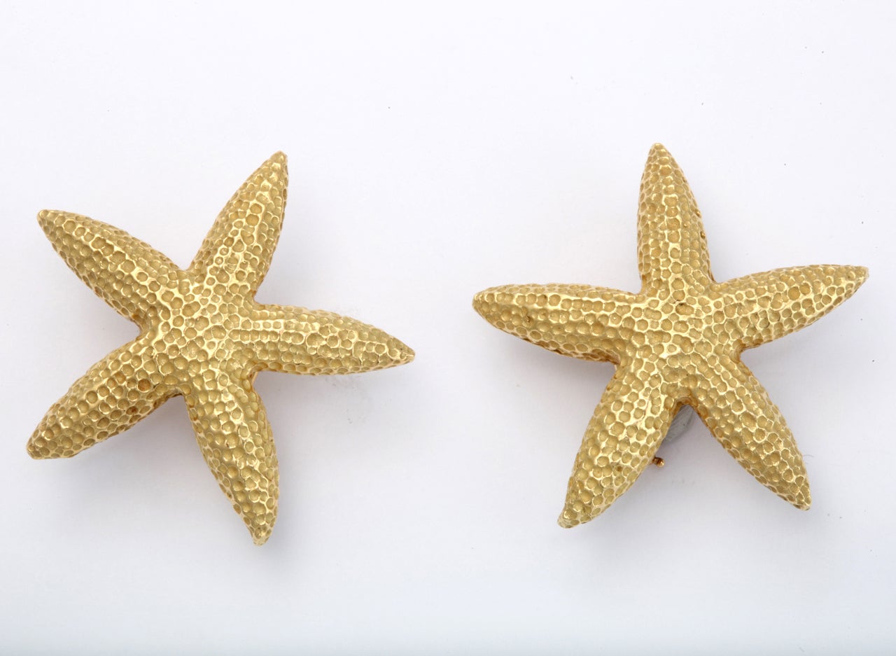 A fine pair of granulated 18 kt gold earrings in the form of starfish