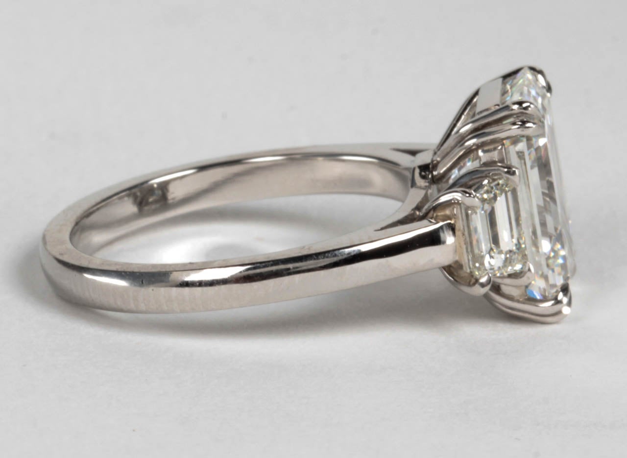 Bague en platine avec diamant taille émeraude certifié GIA F VS1 Neuf - En vente à New York, NY