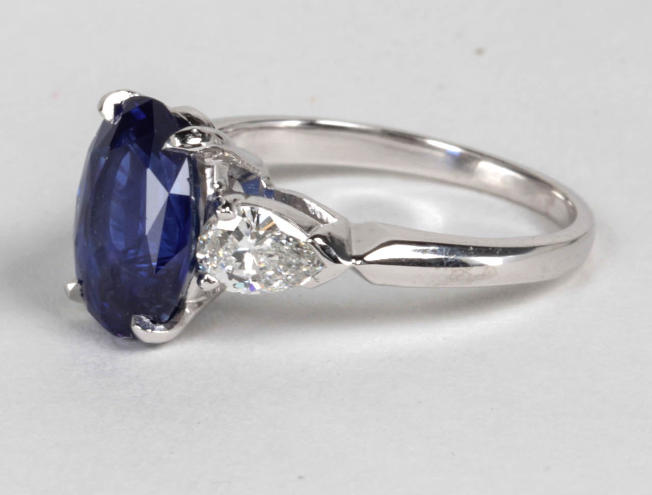 Classic Sapphire Diamond Ring Set in Platinum In New Condition For Sale In New York, NY