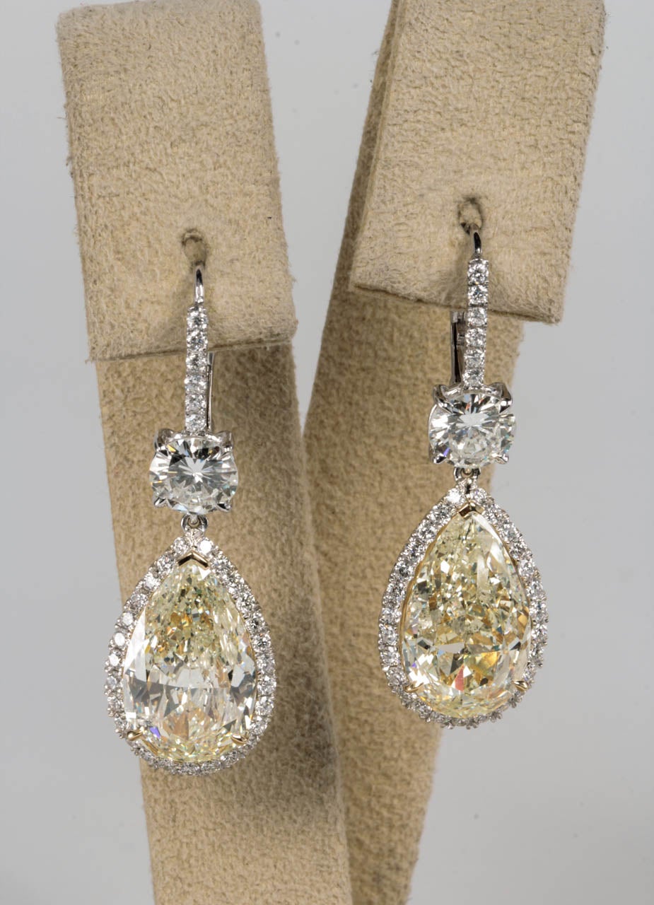 Plus de 13 carats de diamants éclatants sertis dans de l'or blanc 18 carats.

Les diamants jaunes en forme de poire pèsent plus de 5 carats chacun.

Une boucle d'oreille importante et rare à ajouter à toute collection.
