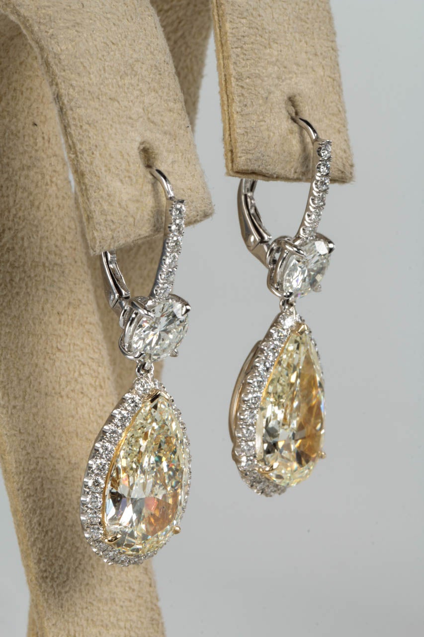 Taille poire Boucles d'oreilles en goutte importantes en diamants jaunes et blancs en vente