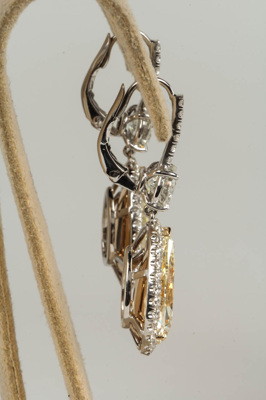 Boucles d'oreilles en goutte importantes en diamants jaunes et blancs Neuf - En vente à New York, NY
