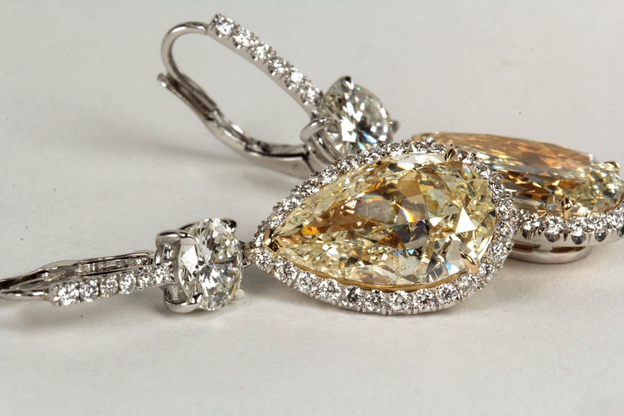 Boucles d'oreilles en goutte importantes en diamants jaunes et blancs en vente 1