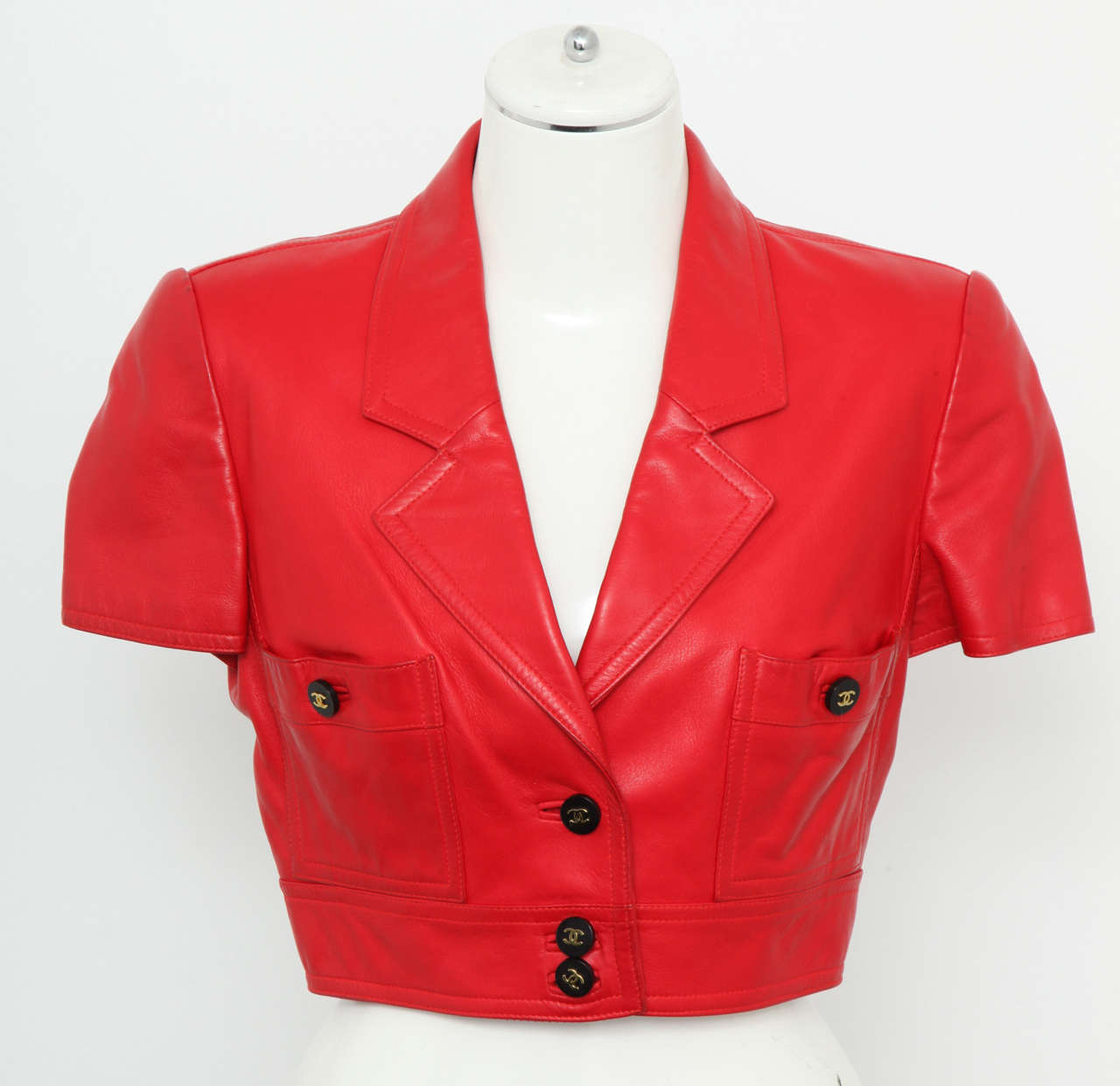 Very rare Chanel red cropped leather jacket with silk print lining.
From 1995 Spring collection.

Size FR36
Shoulder 15.5 inches
Armpit to armpit 16 inches
Length 16 inches