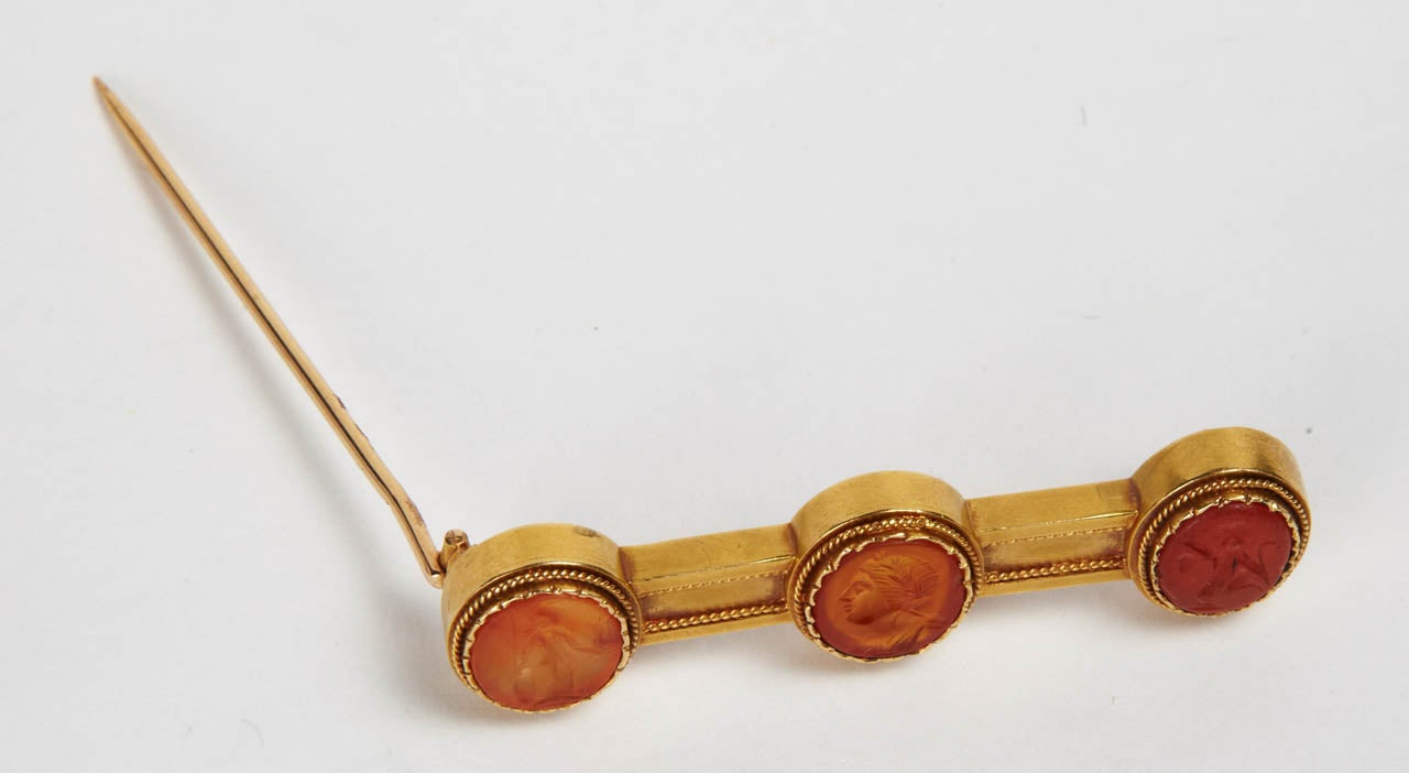 Antique Intaglio Gold Brooch In Good Condition For Sale In Paris, IDF
