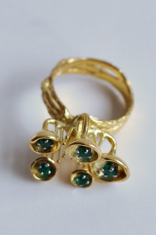 1970s Sculptural 18K Gold and Emerald Ring In Excellent Condition In Winnetka, IL