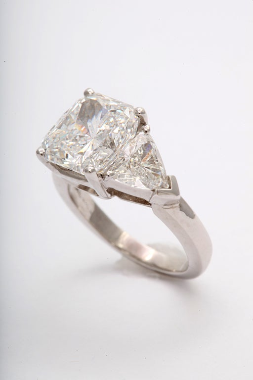 Spectacular Radiant Cut Diamond Ring In Excellent Condition For Sale In New York, NY