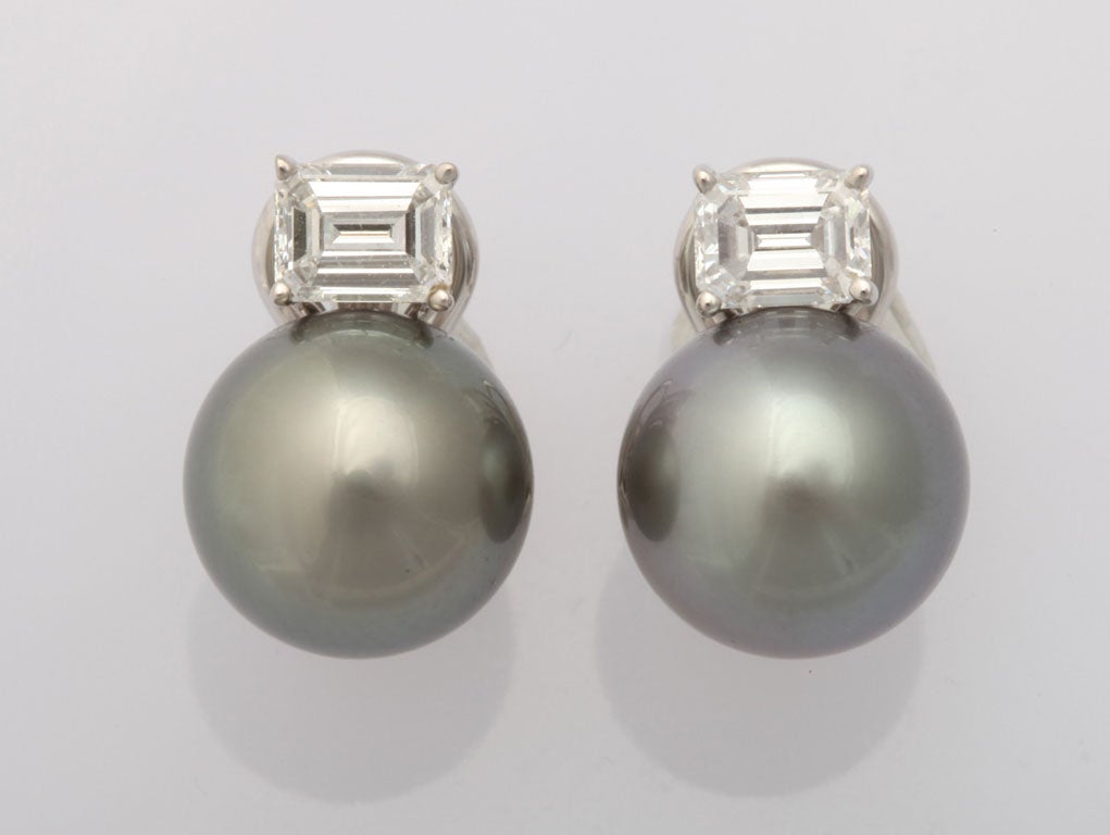 2 emerald cut diamonds 1.65<br />
2 Tahetian cultured pearls 12.25 to 12.50mm<br />
18k white gold mounts