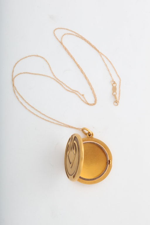 Art Nouveau Gold Locket In Excellent Condition In New York, NY