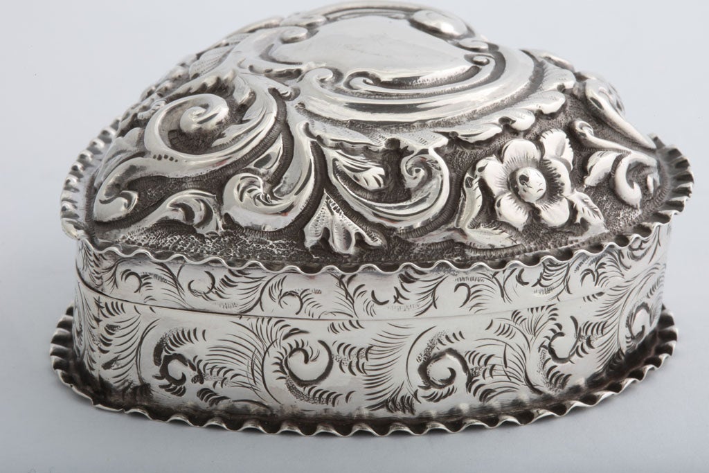 Sterling Silver Heart Shaped Trinkets Box In Good Condition In New York, NY