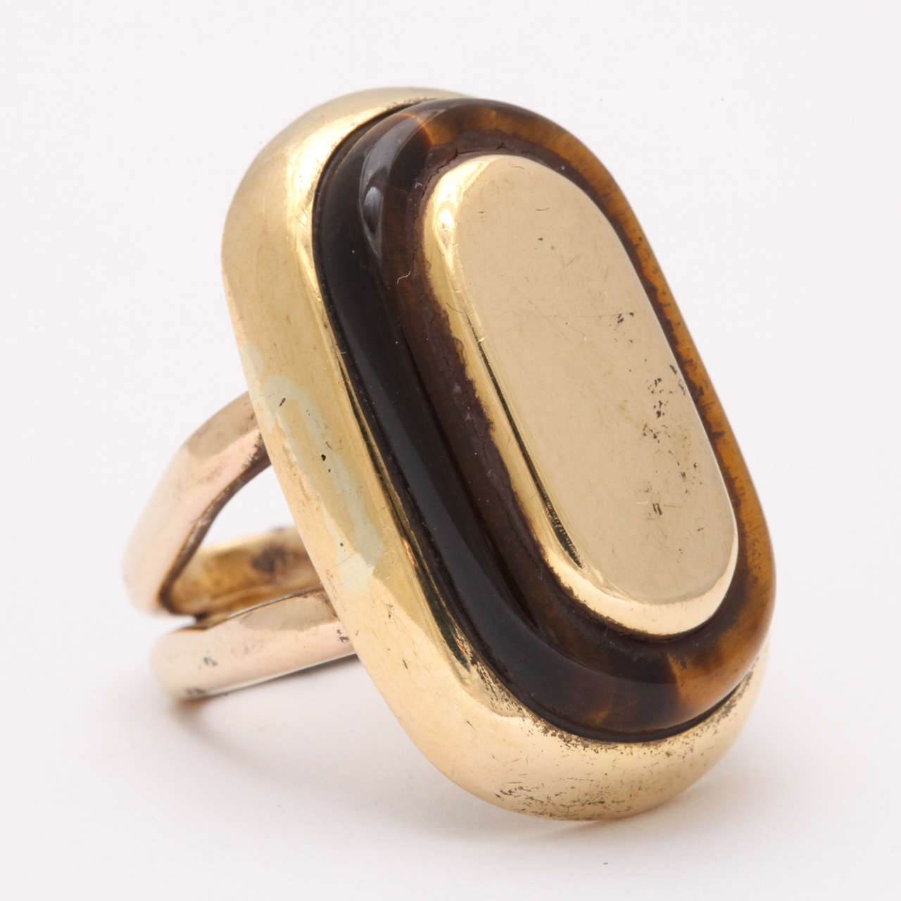 Anello con occhio di tigre e oro.  Altamente stilizzato  sia nella sensazione che nell'aspetto.  Si adatta a una taglia 5 - 5 1/2.  Molto elegante, tra gli anni '50 e gli anni '60.  