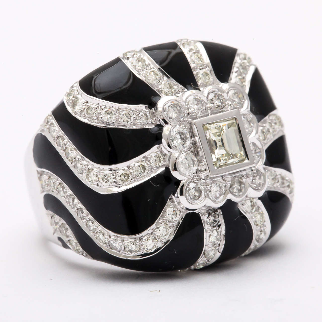 Stilvoller Ring aus schwarzer Emaille und mit Diamanten besetzt.  Erinnert an eine frühere Ära mit einem Update.