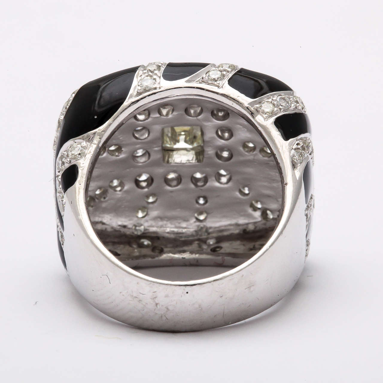 Schwarze schwarze Emaille  Diamantring mit Diamanten im Zustand „Hervorragend“ im Angebot in New York, NY