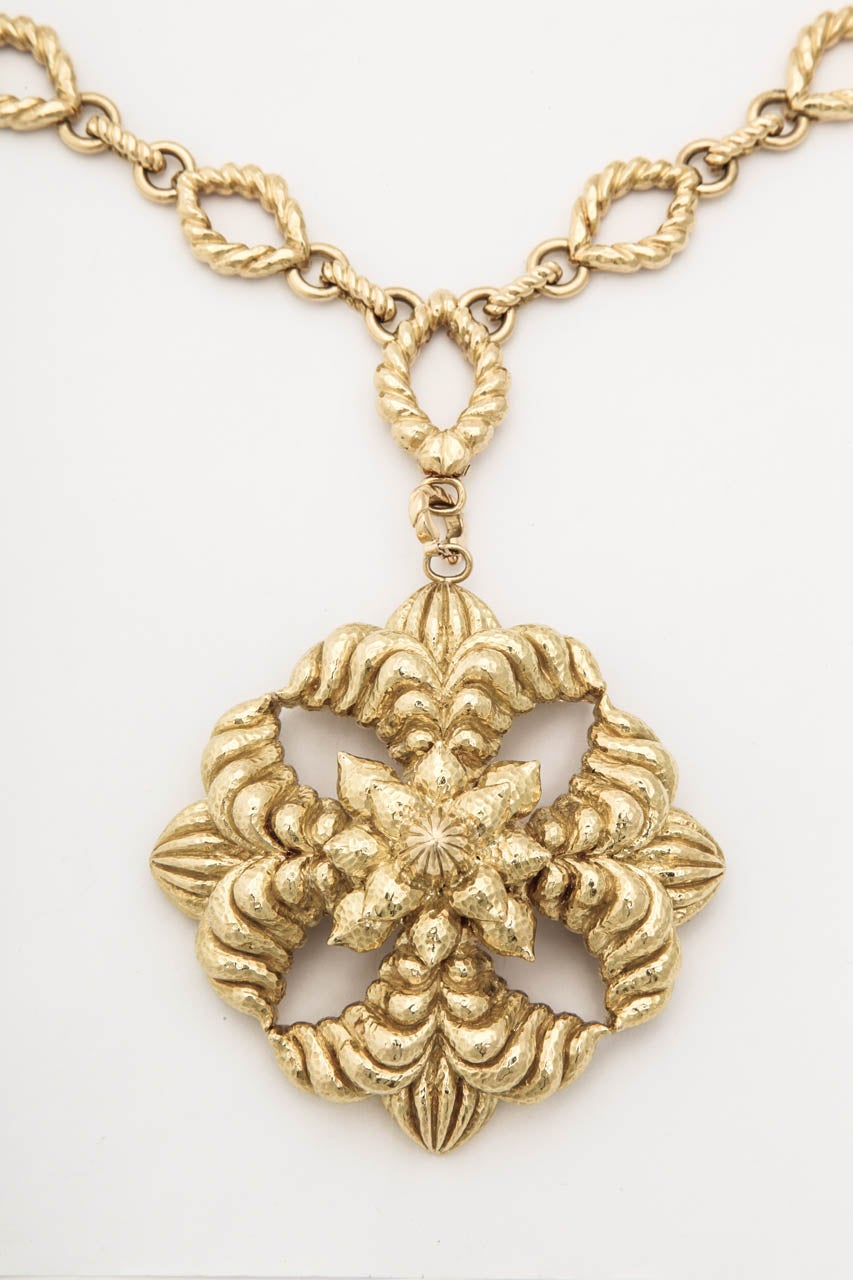 DAVID WEBB Hammered Gold Pendant Brooch Chain Necklace In Excellent Condition In New York , NY
