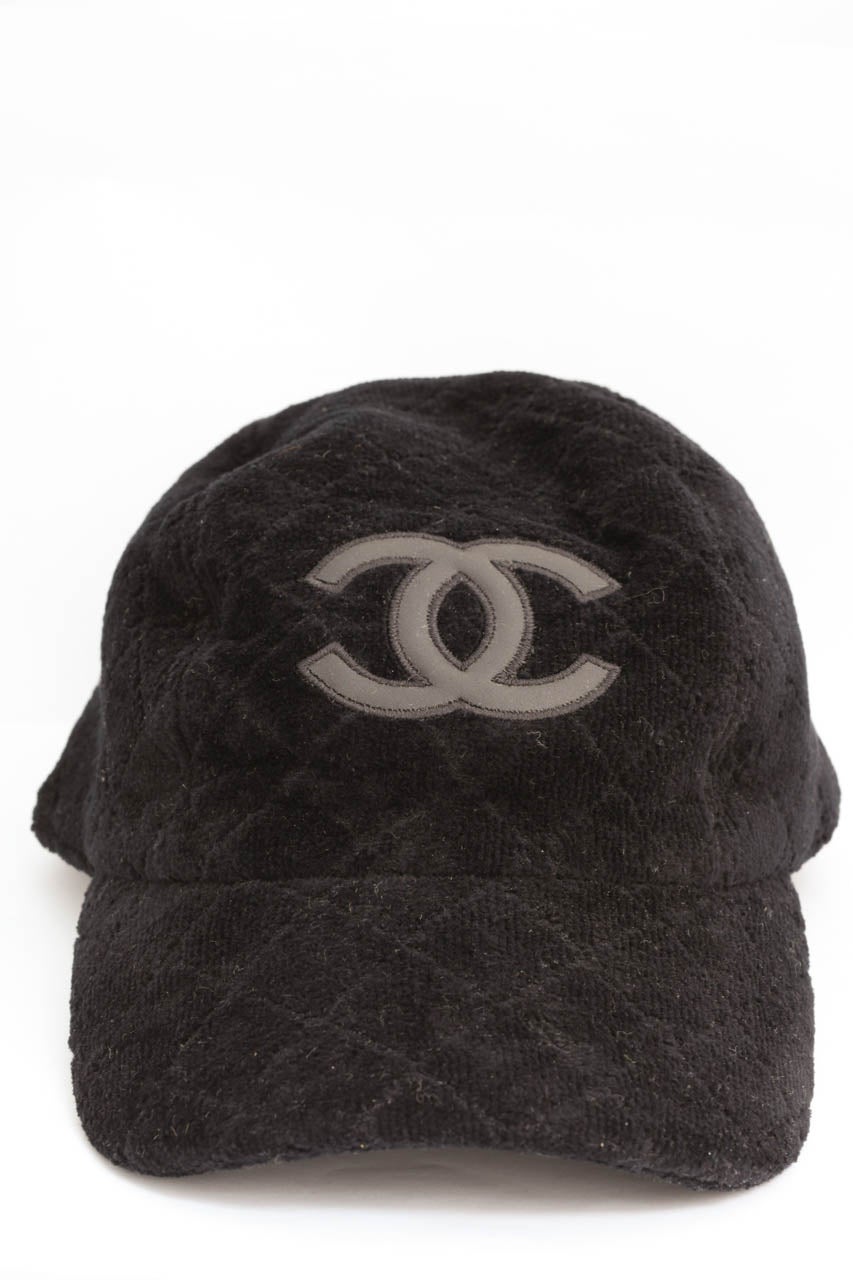 Very rare Chanel quilted velvet hat with leather CC logo.

Size M, adjustable