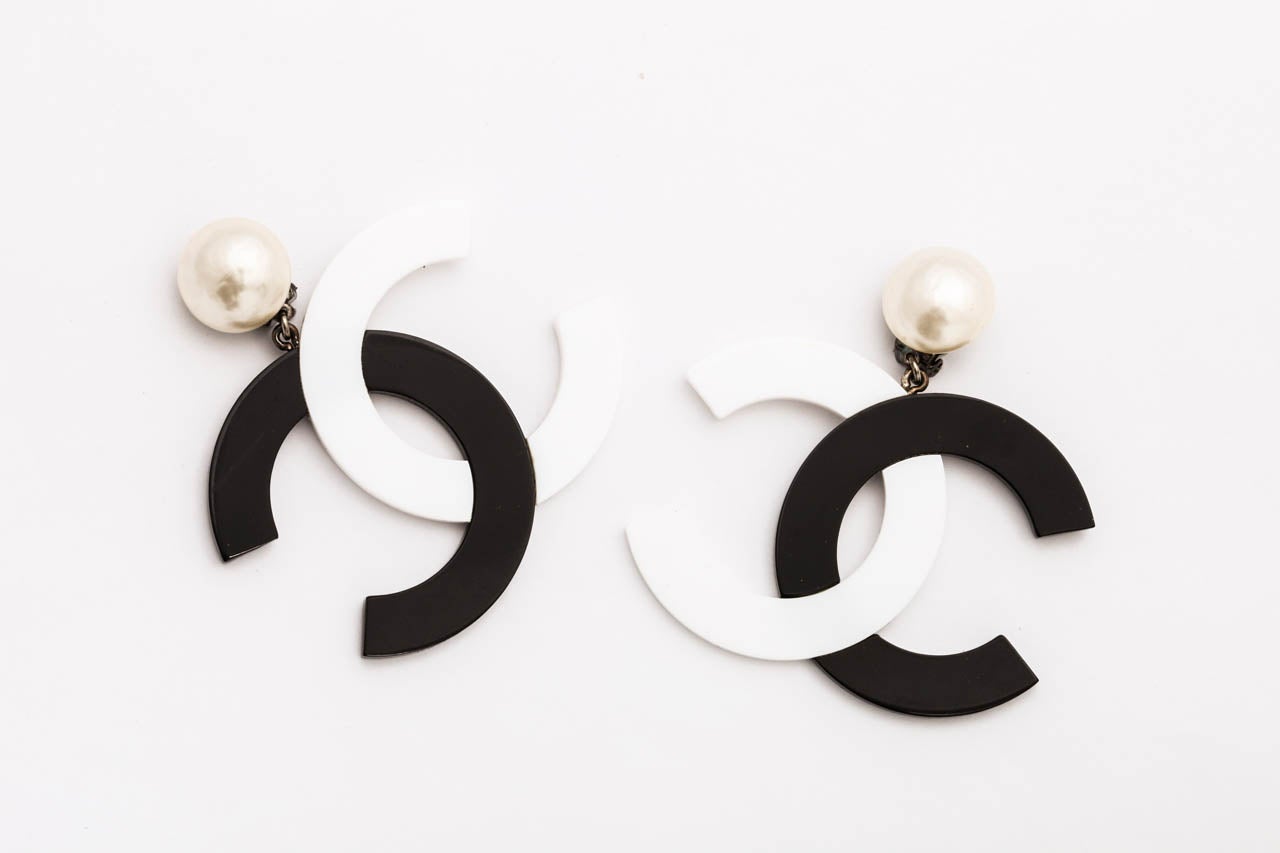 Extremely rare Chanel black and white large CC dangling earrings.
Clip-on.