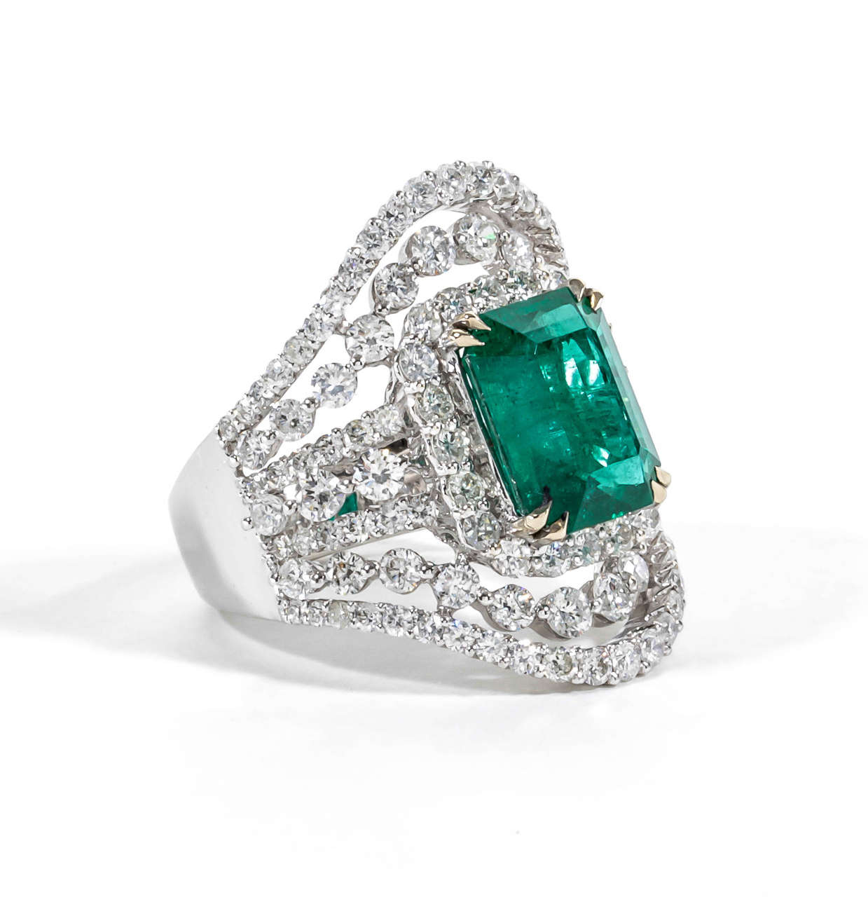 Unique Wide Emerald Diamond Gold Ring For Sale at 1stDibs