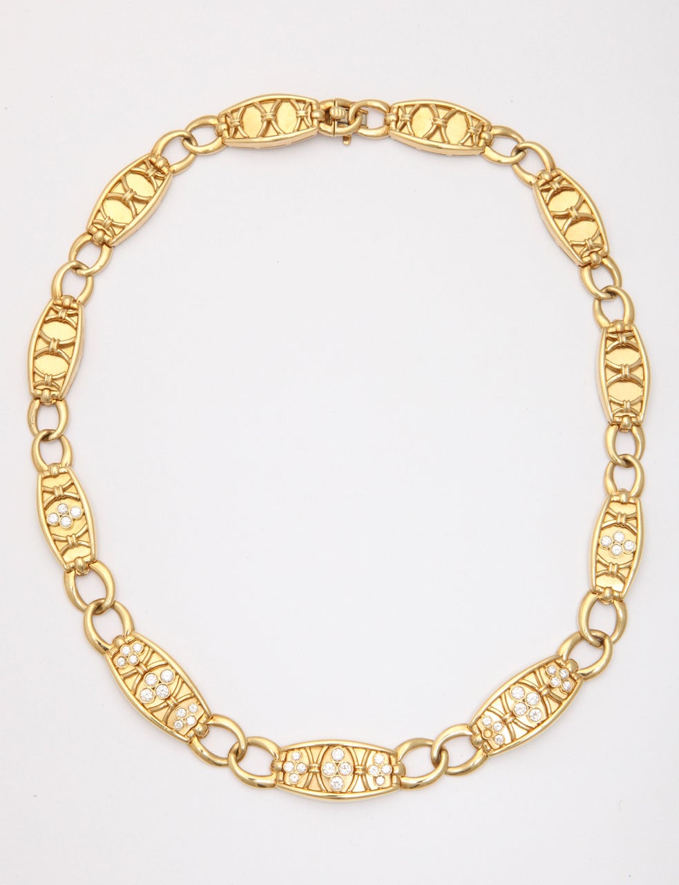 Collana in oro giallo 8kt.  Ogni maglia è collegata con anelli ovali ed è rivestita d'oro.  Cinque maglie sono incastonate con diamanti a taglio pieno.