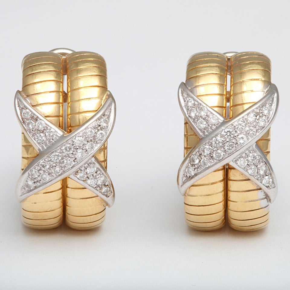 A beautiful pair of ribbed 18 kt gold clips with Xs of diamonds within platinum. With hallmarks by an Italian designer.