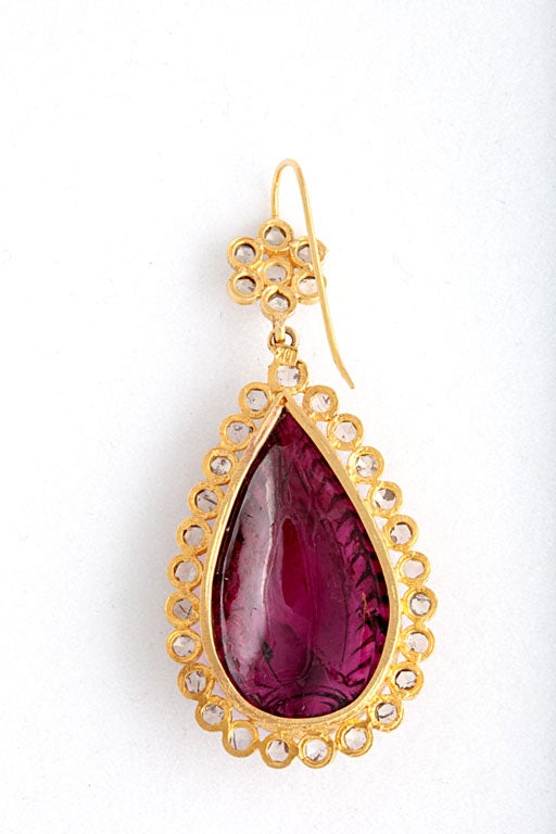 Dramatic Carved Rubelite Diamond Gold Drop Earrings In Excellent Condition In Miami Beach, FL