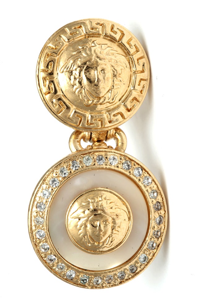 Gianni Versace white and gold dangling earrings with Medusa motifs In Excellent Condition In Chicago, IL