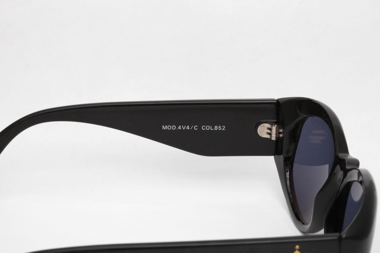 Vintage Gianni Versace Sunglasses Mod 4v4/C Col 852  In Excellent Condition For Sale In Chicago, IL