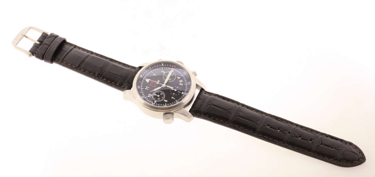 Der Automatik-Chronograph aus Edelstahl von Orologi Calamai ist eine moderne 41-mm-Armbanduhr mit Automatikaufzug, verschraubtem Boden, wasserdicht bis 10 ATM (330 Fuß), schräger Lünette, verschraubter Krone und Saphirglas.  Das schwarze Zifferblatt