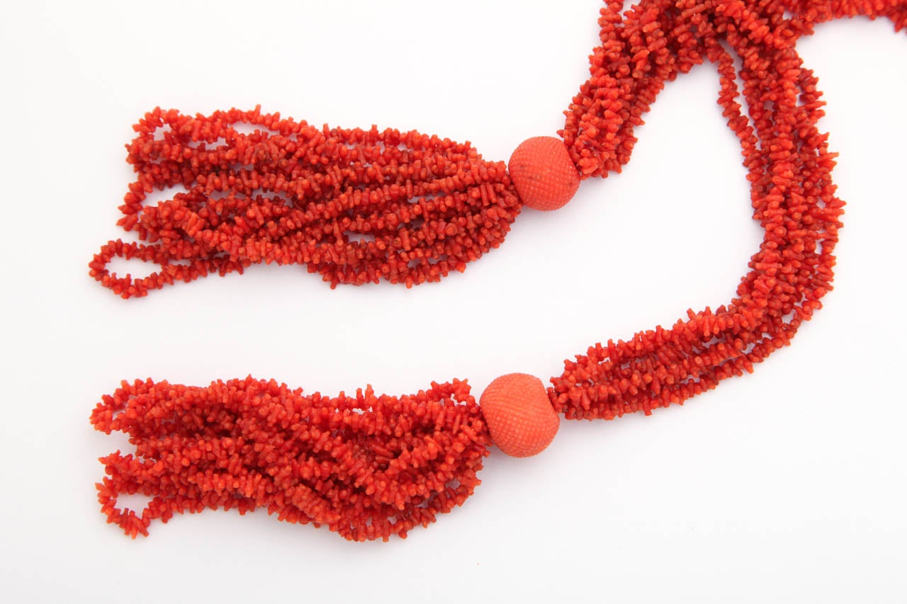Antique Georgian Hand-Carved Natural Coral Bead Tassel Lariat  In Excellent Condition For Sale In Stamford, CT