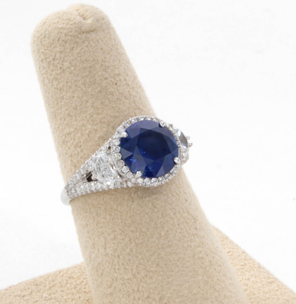 Taille ronde Bague en diamant et saphir bleu rond à corne vif, de couleur naturelle sans chaleur, sans chaleur en vente