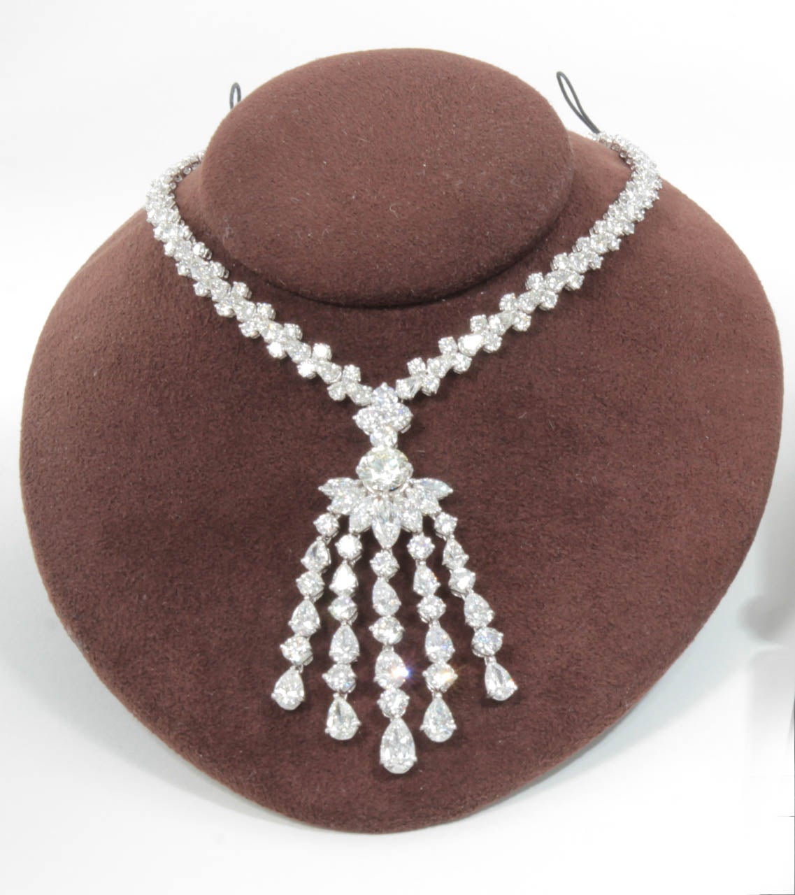 Halskette mit Diamant-Quaste aus Platin (Tropfenschliff) im Angebot