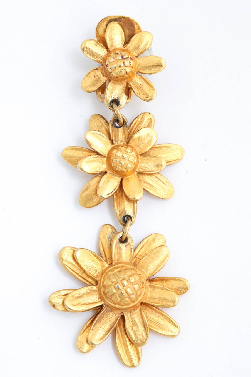 Nicely detailed, three dimensional, gold tone dangling daisy earrings.
