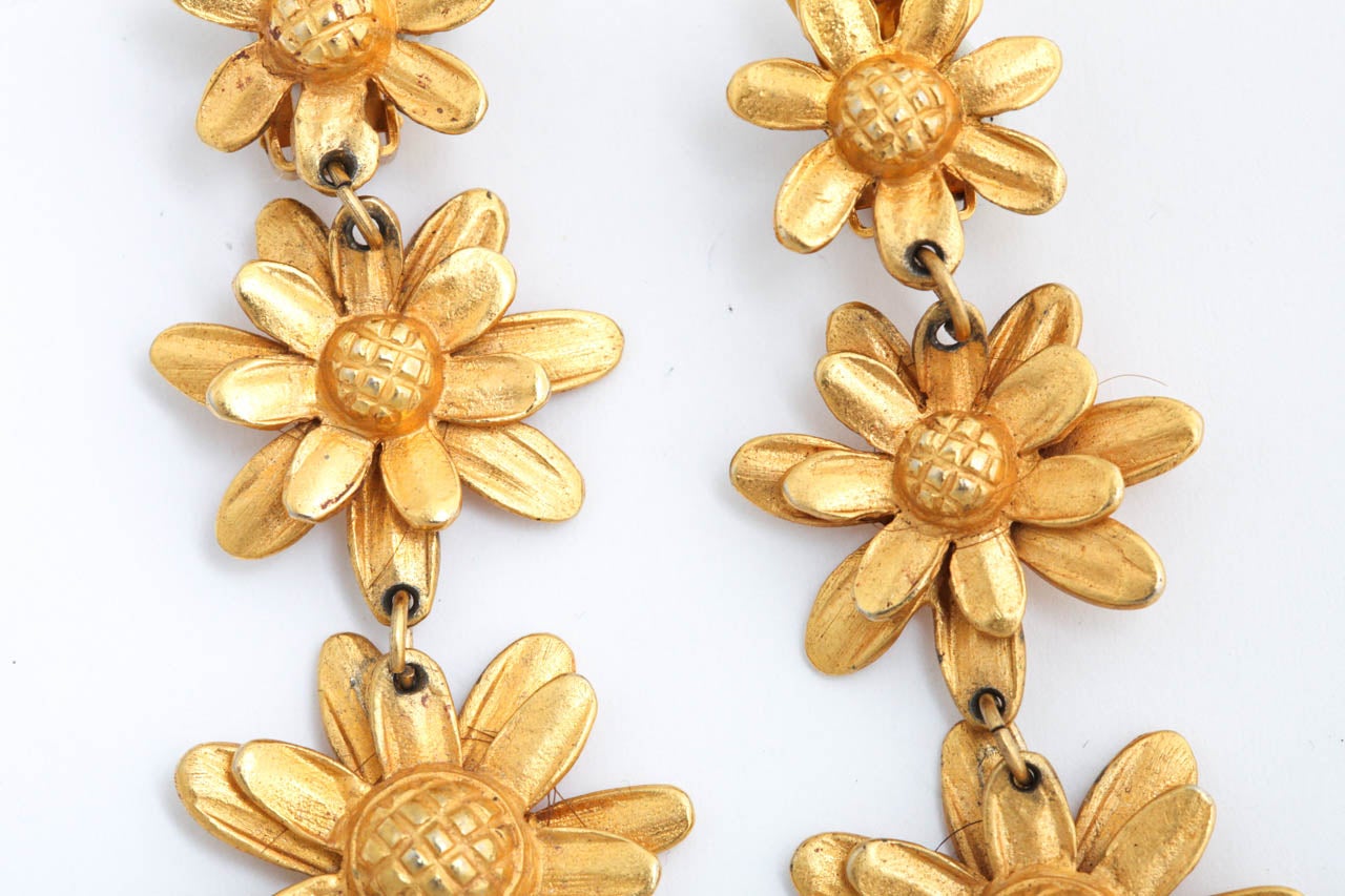 Triple Daisy Dangle Earrings In Excellent Condition In Stamford, CT