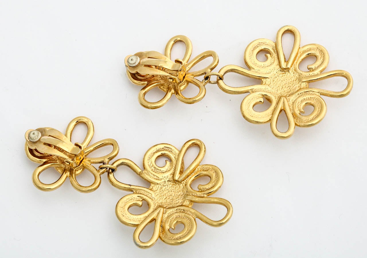 Double Daisy Gold Tone Earrings, Costume Jewelry In Excellent Condition In Stamford, CT