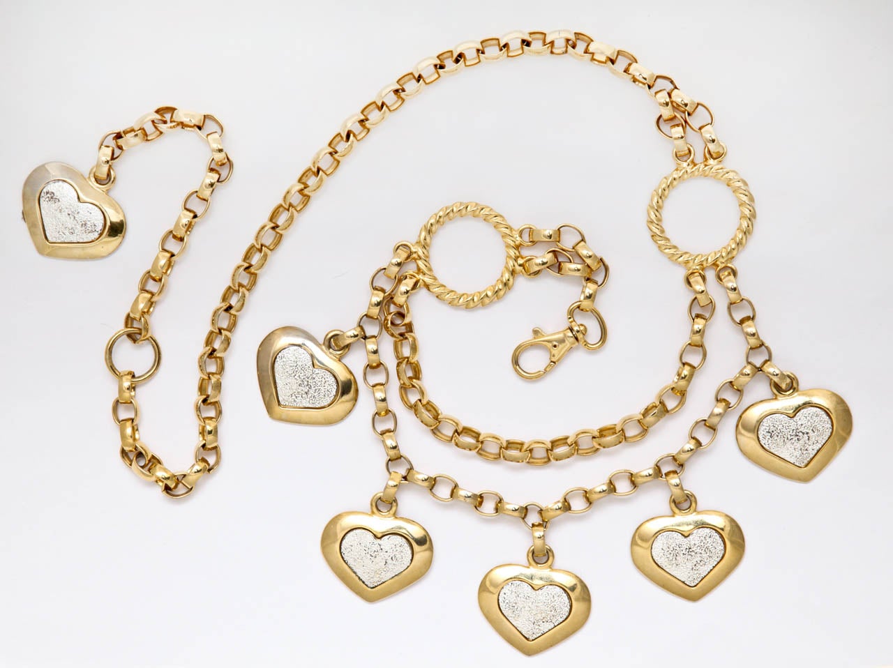 ceinture italienne en chaîne des années 80, en or, de Neiman Marcus. Les cœurs ont un centre de couleur argentée.