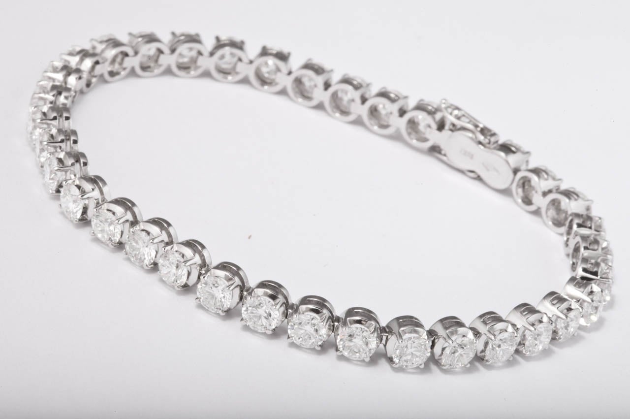 Made in Italy, this diamond tennis bracelet features 35 high quality diamonds weighing 9.36 cts.

Average Stone: 0.27 cts
Color: G-H
Clarity: VS