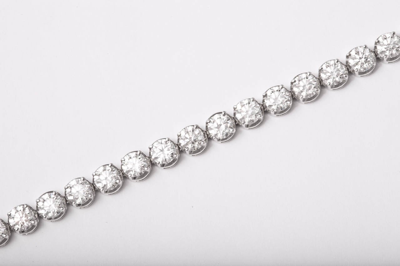 Italian Diamond Tennis Bracelet, 9.34 In Excellent Condition For Sale In New York, NY