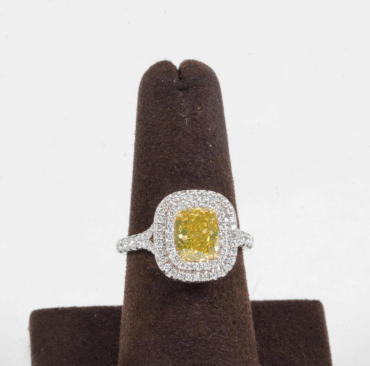 Taille coussin Bague rare en platine avec diamants blancs et jaune vif taille coussin certifiés par le GIA en vente