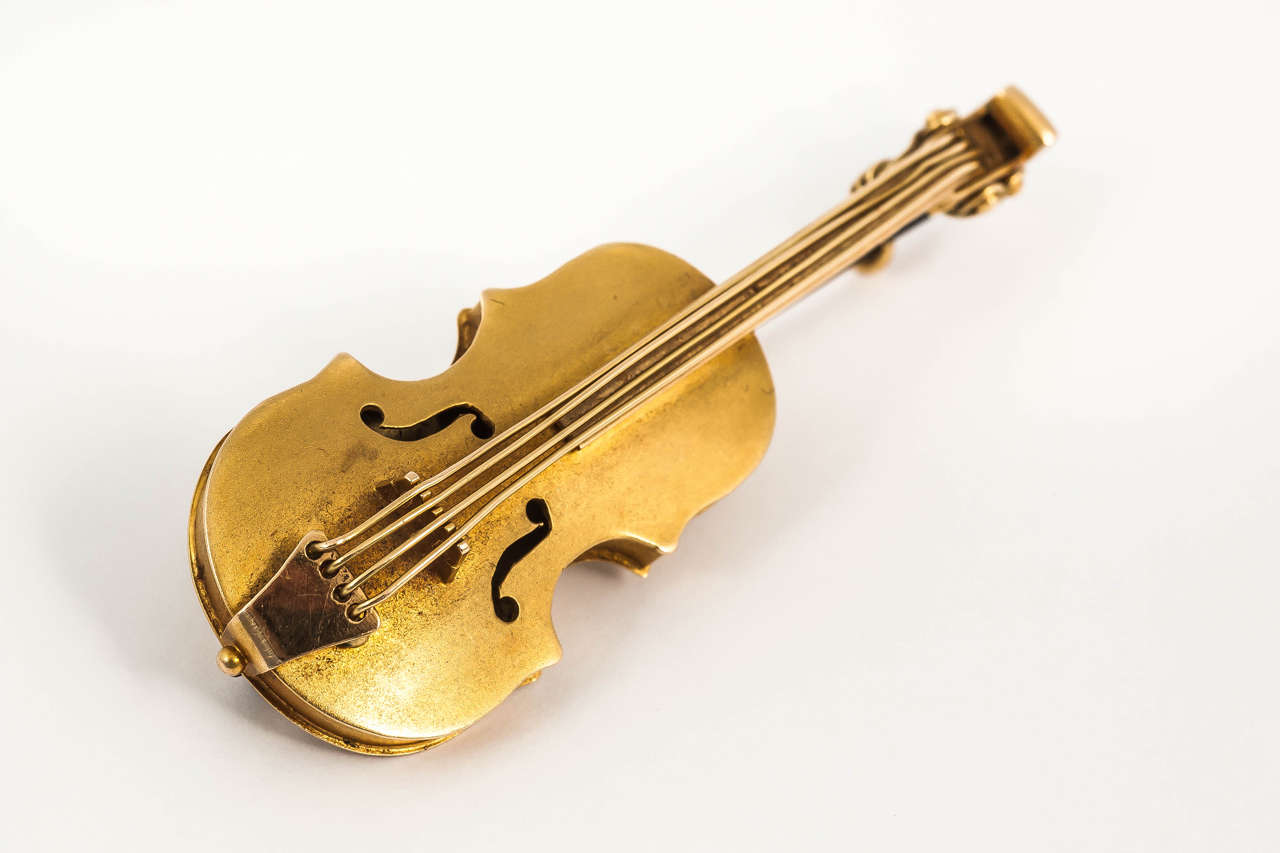 A fine quality,18ct gold violin brooch of excellent colour and condition.