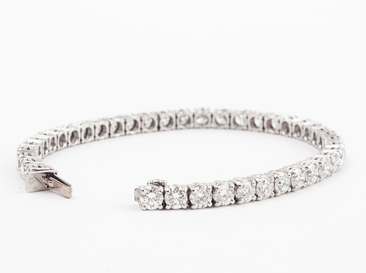 A superbly hand mounted platinum and diamond bracelet. The premium round brilliant cut diamonds are all D-F in colour and are of VVS-VS clarity with a total weight of approximately 11.58 carats. The mounting is particularly fine and the bracelet