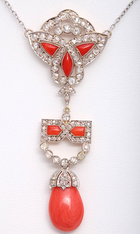 Ce collier est incroyable.  Le pendentif ART DECO est en platine sur or avec des accents de corail et des diamants.  Le pendentif mesure 2,5