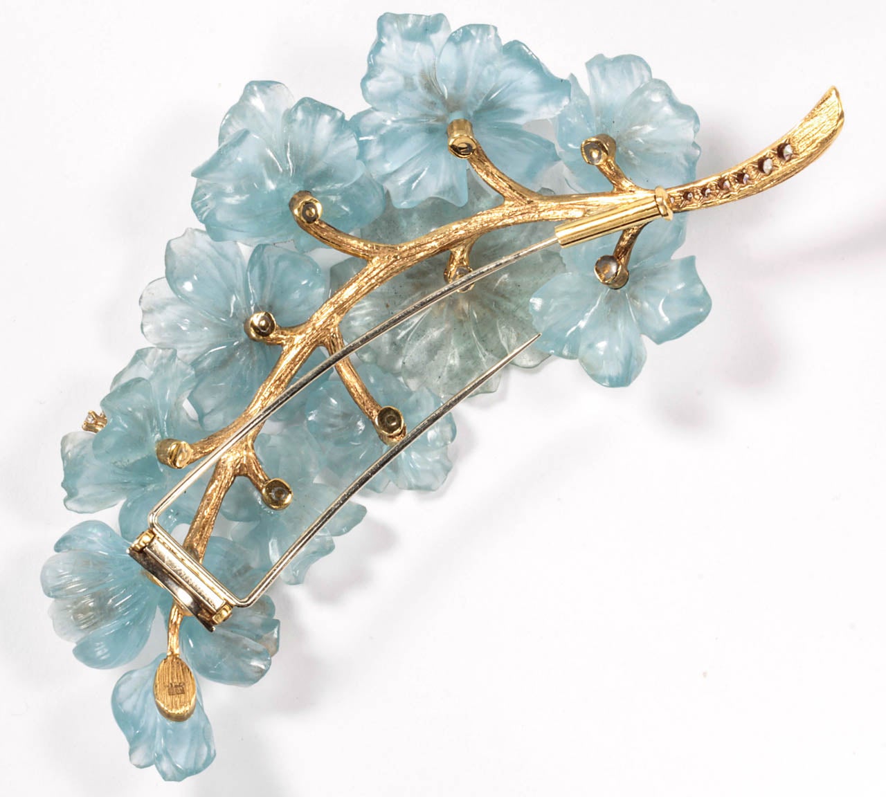 Carved Aquamarine Diamond Gold Flower Pin In Good Condition For Sale In New York, NY